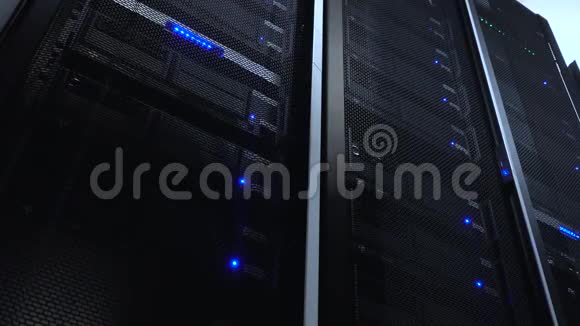 计算机服务器安装在数据中心房间的机架上有蓝色照明警报底部视图服务器底部视图静态视频视频的预览图