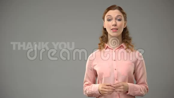女士用手语背景文字交流方式表示感谢视频的预览图