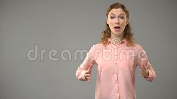 女性用手语说快乐光明节背景文字交流视频的预览图