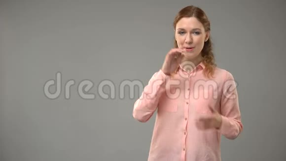 女士说相信手语在ASL课上展示单词交流视频的预览图