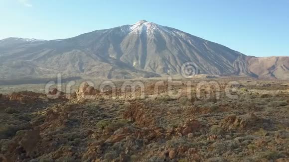 西班牙加那利群岛特内里夫泰德火山的空中景观飞越火山沙漠面对火山顶视频的预览图
