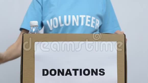 志愿者用纸板箱包装食物为养老院募捐视频的预览图