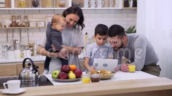 家庭使用数字平板电脑在厨房视频的预览图