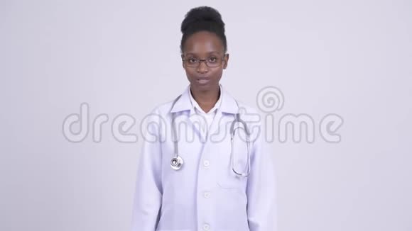年轻糊涂的非洲女医生耸肩视频的预览图