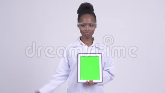 年轻悲伤的非洲女科学家展示数字平板电脑竖起大拇指视频的预览图
