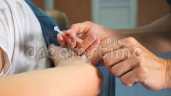 医院疫苗接种前棉毛病人消毒手臂的医生男性手医生用棉花视频的预览图