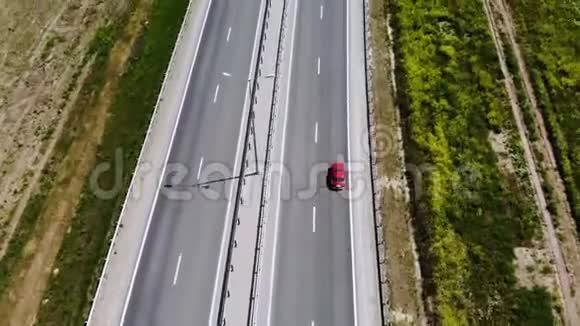 从空中俯瞰红色复古汽车在道路或高速公路上行驶不是很多车视频的预览图
