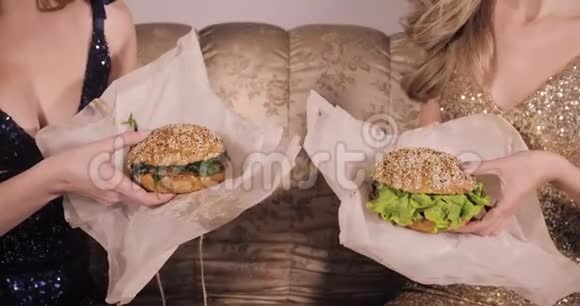 两个美味的汉堡包鸡肉汉堡牛肉汉堡美味的午餐小吃面包切块沙拉蔬菜视频的预览图