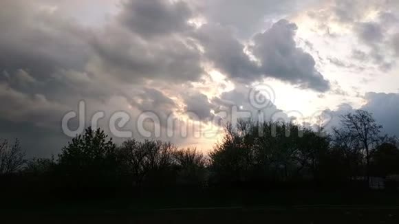 暴风雨来临之前的乌云视频的预览图