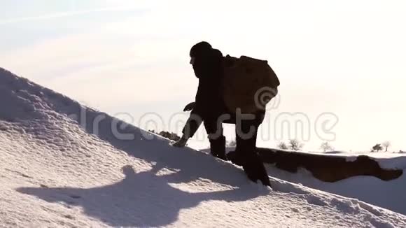 主义的人走向成功登山者在明亮的阳光下爬上雪山旅行者视频的预览图