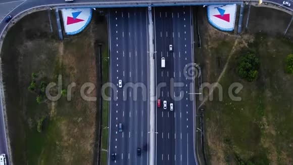 高速公路的鸟瞰图摄像机向前移动以查看汽车立交桥很多车在十条车道上行驶视频的预览图