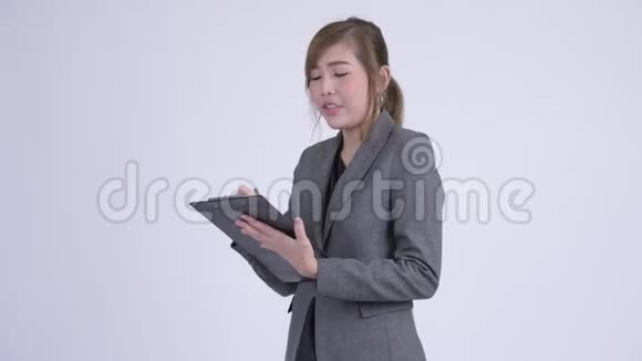 年轻的亚洲女商人一边说话一边写着剪贴板视频的预览图