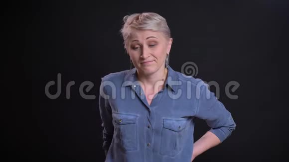 无聊的中年白种人女性的特写肖像侧视和镜头背景被隔离视频的预览图
