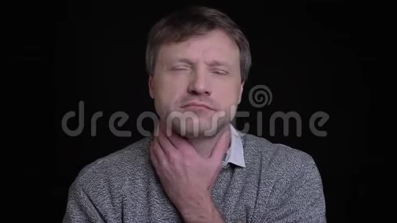 成人白种人男性喉咙不适在镜头前生病的特写镜头视频的预览图