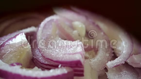 洋葱腌制将洋葱撒上盐和糖特写慢动作视频的预览图