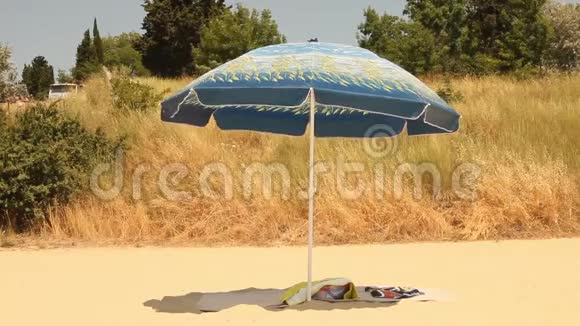 带毛巾的沙滩伞视频的预览图