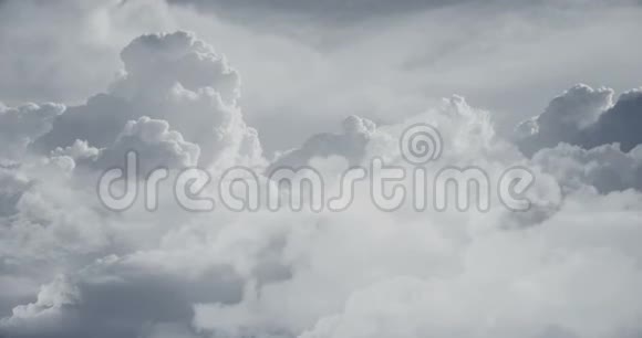 在白天飞过云层视频的预览图