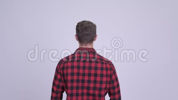 快乐的时髦男人举起双臂欢呼的后景视频的预览图