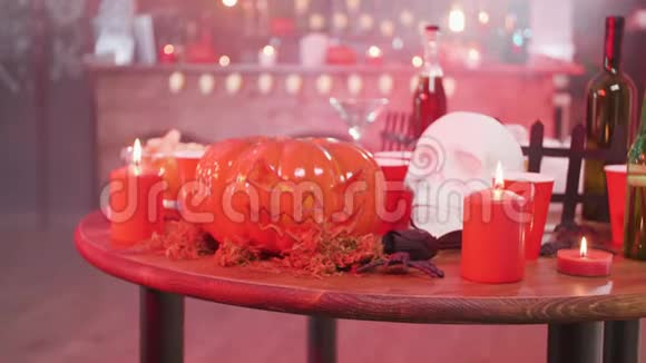 一张有头骨和蜡烛的桌子上的万圣节标志视频的预览图