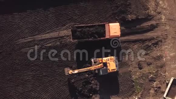 用机械卡车挖掘机放大施工现场的自上而下的视野视频的预览图