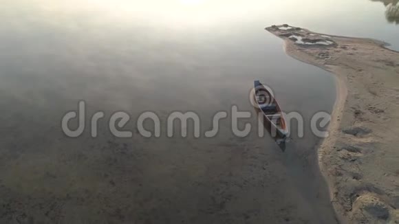 在斯莱萨兹湖乌克兰上空乘坐木制孤舟飞行视频的预览图