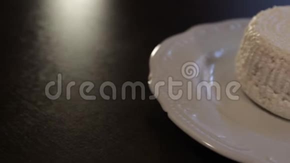 高蛋白食物生肉和鱼奶酪鸡蛋在单独的盘子里摄像机沿着他们移动特写视频的预览图