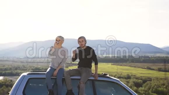 多莉拍摄的可爱的嬉皮士喝茶同时在山上放松视频的预览图