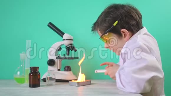 可爱的男孩正在做科学实验视频的预览图