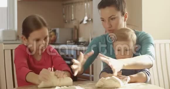 妈妈教女儿如何做饭孩子帮妈妈揉面包烤饼干视频的预览图