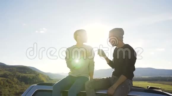 一对美丽的夫妇在山上喝杯茶放松视频的预览图