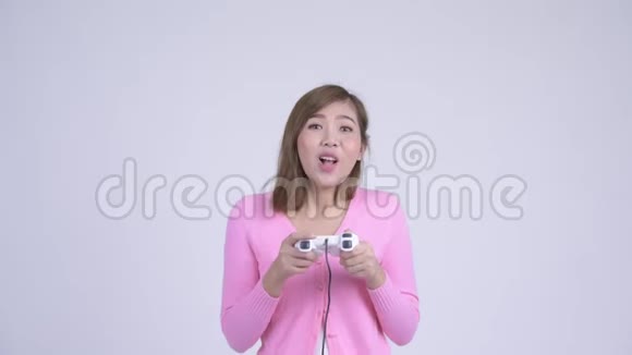 年轻快乐的亚洲女人玩游戏的脸视频的预览图