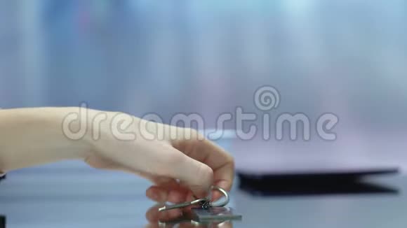 女商人从桌子上拿钥匙链豪华贵宾服务银行服务视频的预览图