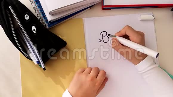 双手写在白纸上回到学校时间推移视频的预览图