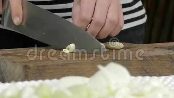 大蒜切碎用于油炸视频的预览图