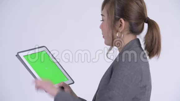 年轻快乐的亚洲女商人使用数码平板电脑后景特写视频的预览图