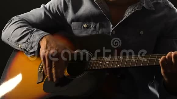 音乐家弹声吉他特写欣赏现场表演视频的预览图