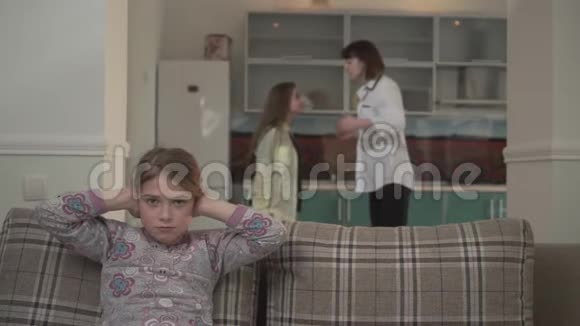 母亲和大女儿在家里的厨房里争吵莉莉特女孩用手捂住耳朵家庭问题视频的预览图