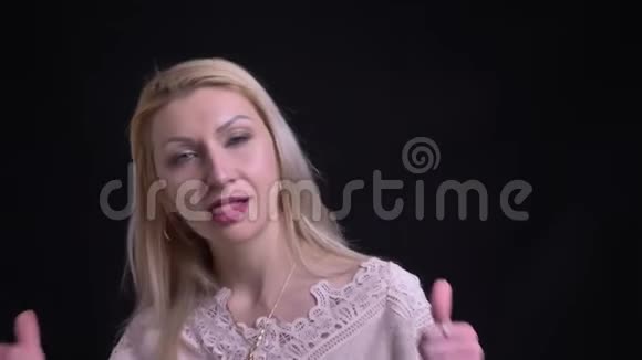 中年白种人女性特写镜头她竖起大拇指微笑着直视镜头视频的预览图