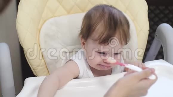 小宝宝学会用勺子吃粥妈妈介绍孩子第一次节食视频的预览图