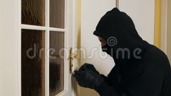 凶手在犯罪现场戴着巴拉克拉瓦面具偷房贼有人居住的房子里的窃贼视频的预览图