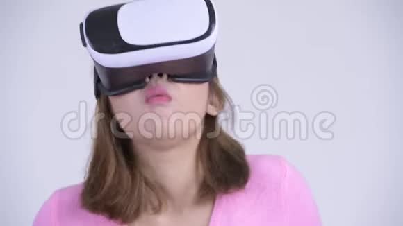 年轻快乐的亚洲女性在使用虚拟现实耳机时显得惊讶视频的预览图