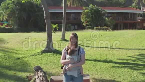 哥斯达黎加公共海滩上的母亲和女婴视频的预览图