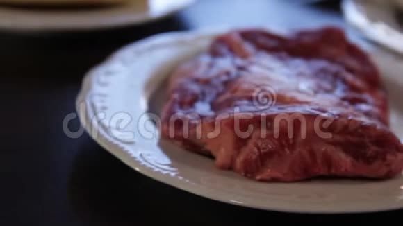 高蛋白食物生肉和生鱼在单独的盘子里摄像机绕着这个向右移动特写镜头宏观经济视频的预览图