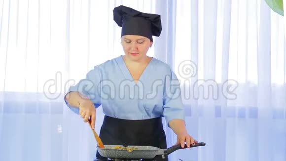 女人搅拌蔬菜用鸡肉煎锅时光飞逝视频的预览图