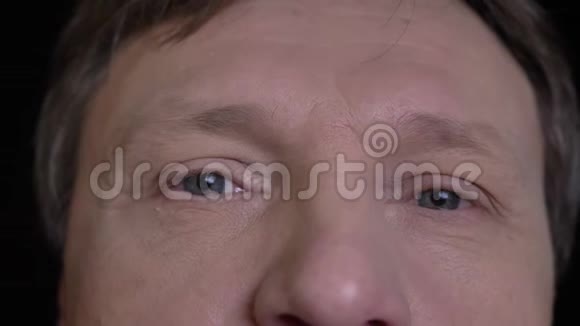 中年白种人男性面部特写镜头灰色眼睛直视镜头视频的预览图
