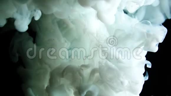 实拍白色油漆滴在水中慢动作反转墨水在水下旋转孤立的墨水碰撞云视频的预览图