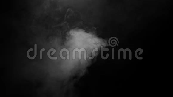 在孤立的黑色背景上吸烟朦胧的纹理视频的预览图