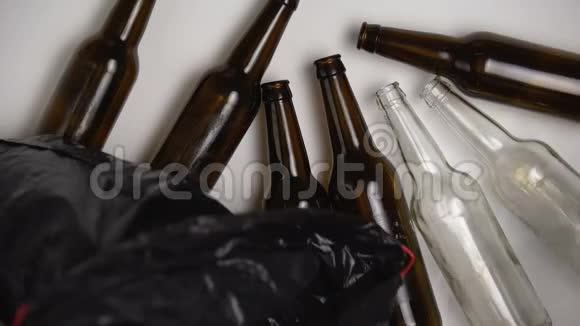 废物分类工厂工人在塑料袋中收集玻璃瓶原料视频的预览图