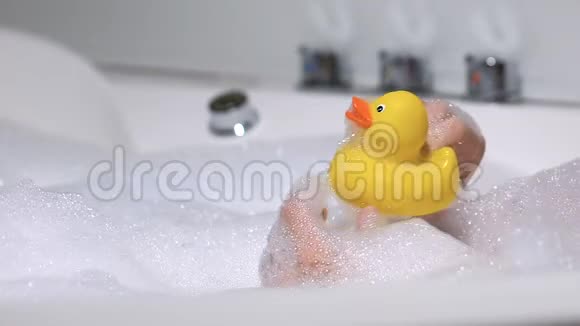 年轻的女孩子气洗澡时玩橡皮鸭心情好休闲视频的预览图