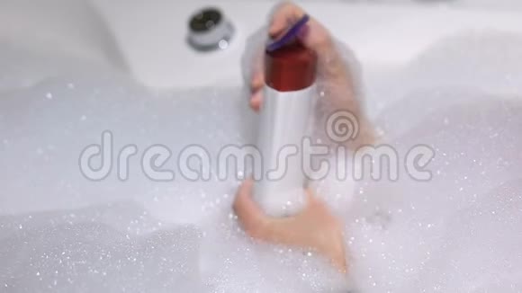 女性倒淋浴凝胶有机护理皮肤营养视频的预览图